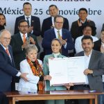 Mexico's President Claudia Sheinbaum and Environment Minister Alicia Bárcena with several of Mexico's governors at the signing of a water-use pact with the federal government. Most of the governors are applauding