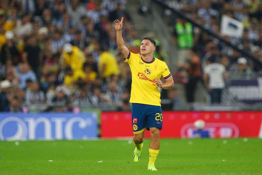 América's Richard Sánchez celebrates his goal against Rayados del Monterrey at the BBVA stadium, second leg of the 2024 Apertura final. Half-time overall score: Monterrey: 1 - América: 3.