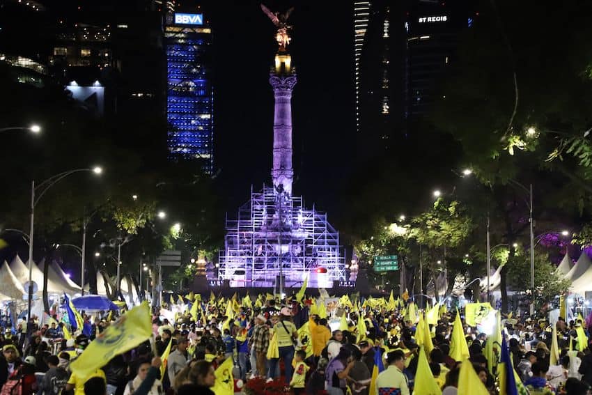 Hundreds of América fans gathered at the Angel de la Independencia to celebrate the club's third championship, which they achieved tonight when they defeated Monterrey