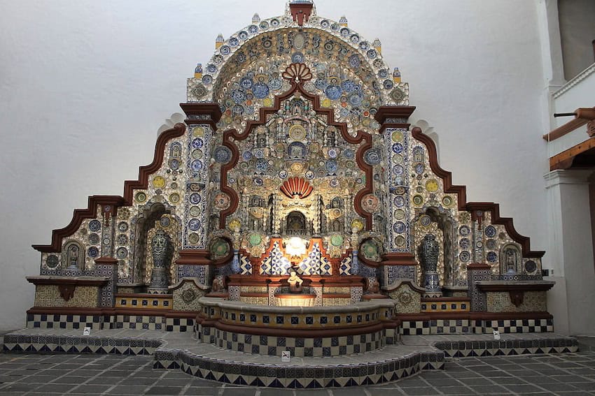 Fountain built in the 18th century located in the Casa del Risco Museum, San Ángel, Mexico City, Federal District. It represents the baroque style in Viceregal Mexico and is built with materials such as plates, cups, porcelain, mirrors and mother-of-pearl shell.