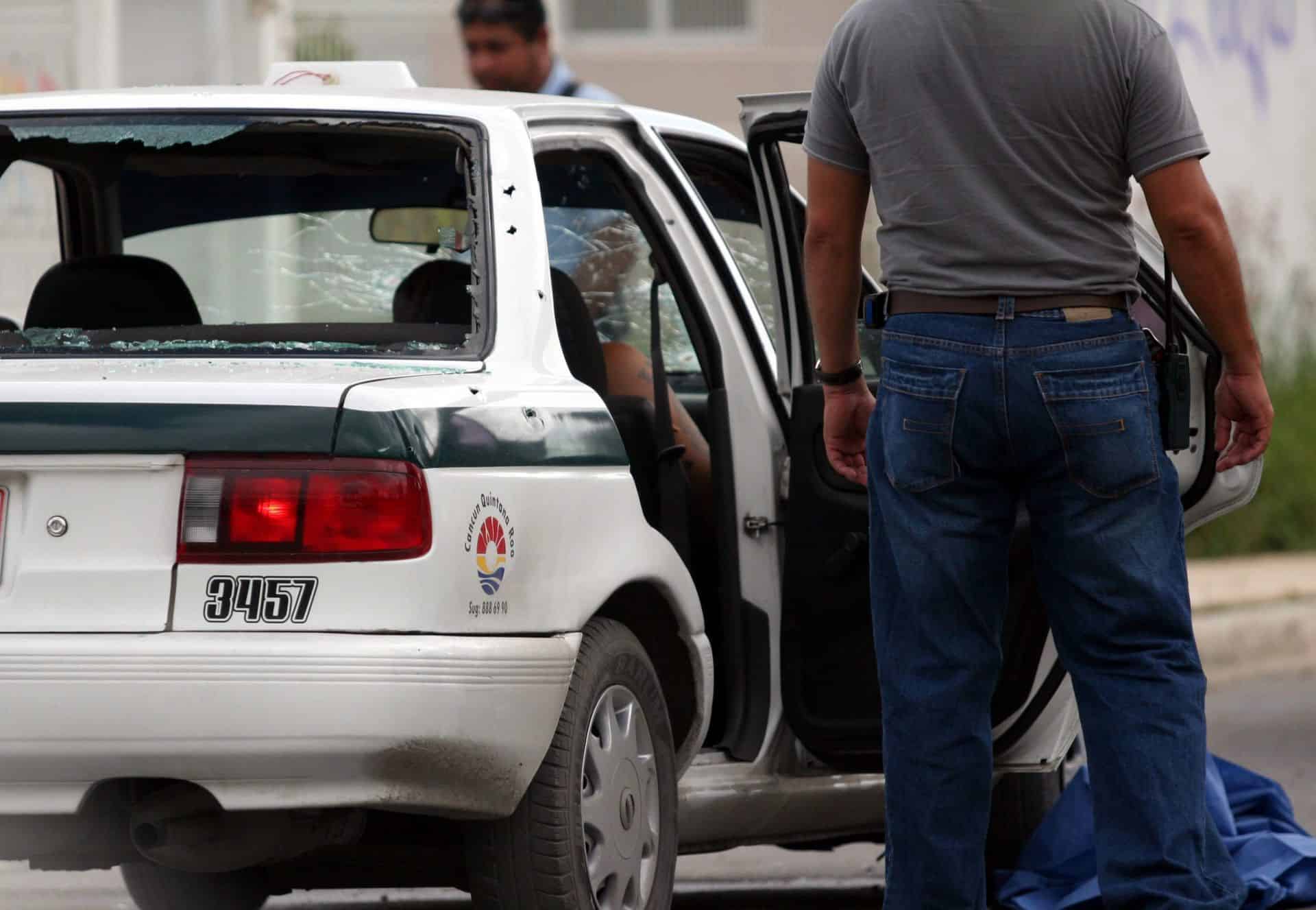 The confrontation between hitmen and members of the Judicial Police of Quintana Roo, in the Paraíso Maya subdivision, resulted in the death of the alleged leader of an organized crime group, known by the alias El Memín. The police officers, supported by members of the Mexican Army, were carrying out an operation in the subdivision to surround El Memín, who tried to escape and resisted capture. The alleged hitman fired from inside a taxi, with license plate 3457, against the members of the Judicial Police and the military, but was shot down by them during the shootout. Another alleged criminal, nicknamed El Flaco, was injured in the shootout, who received a graze and two bullet wounds in the arm. He, along with two others, were arrested.