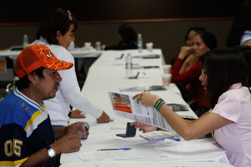 People who are engaged in informal trade in the public transport system Metro went to the auditorium of the Cuauhtémoc district to join the program to support informal merchants of the "Metro".