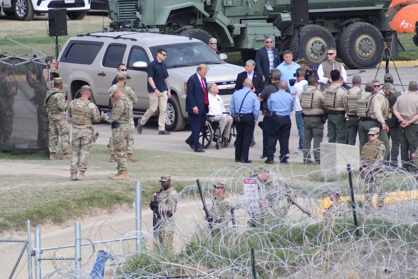 Donald Trump, former President of the United States, and Greg Abbott, Governor of Texas, toured the banks of the Rio Grande, which is currently surrounded by a dense mesh of barbed wire to prevent the entry of migrants. There, the president praised the immigration policy of this entity.