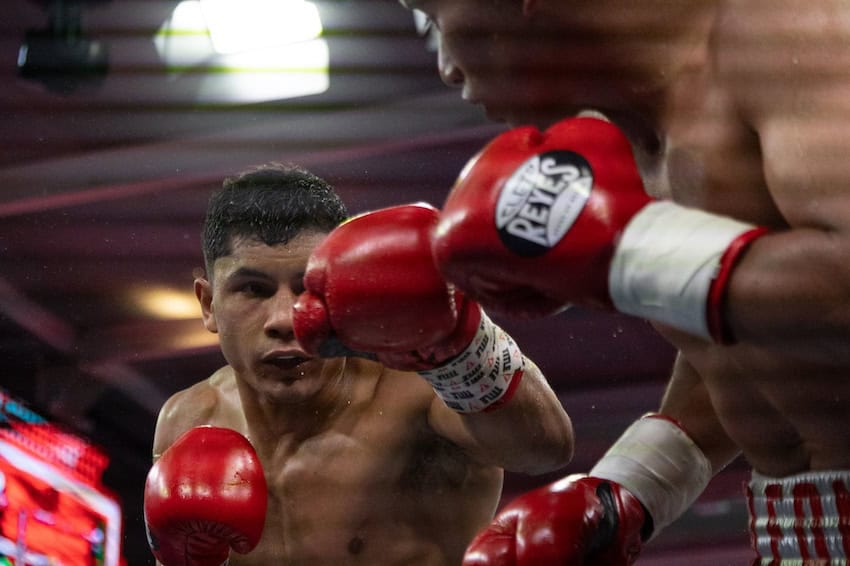 Boxers Rashib Martínez and Alfonso Campos faced each other in the bantamweight category during the Box Azteca event, which took place at the TV Azteca Ajusco facilities.