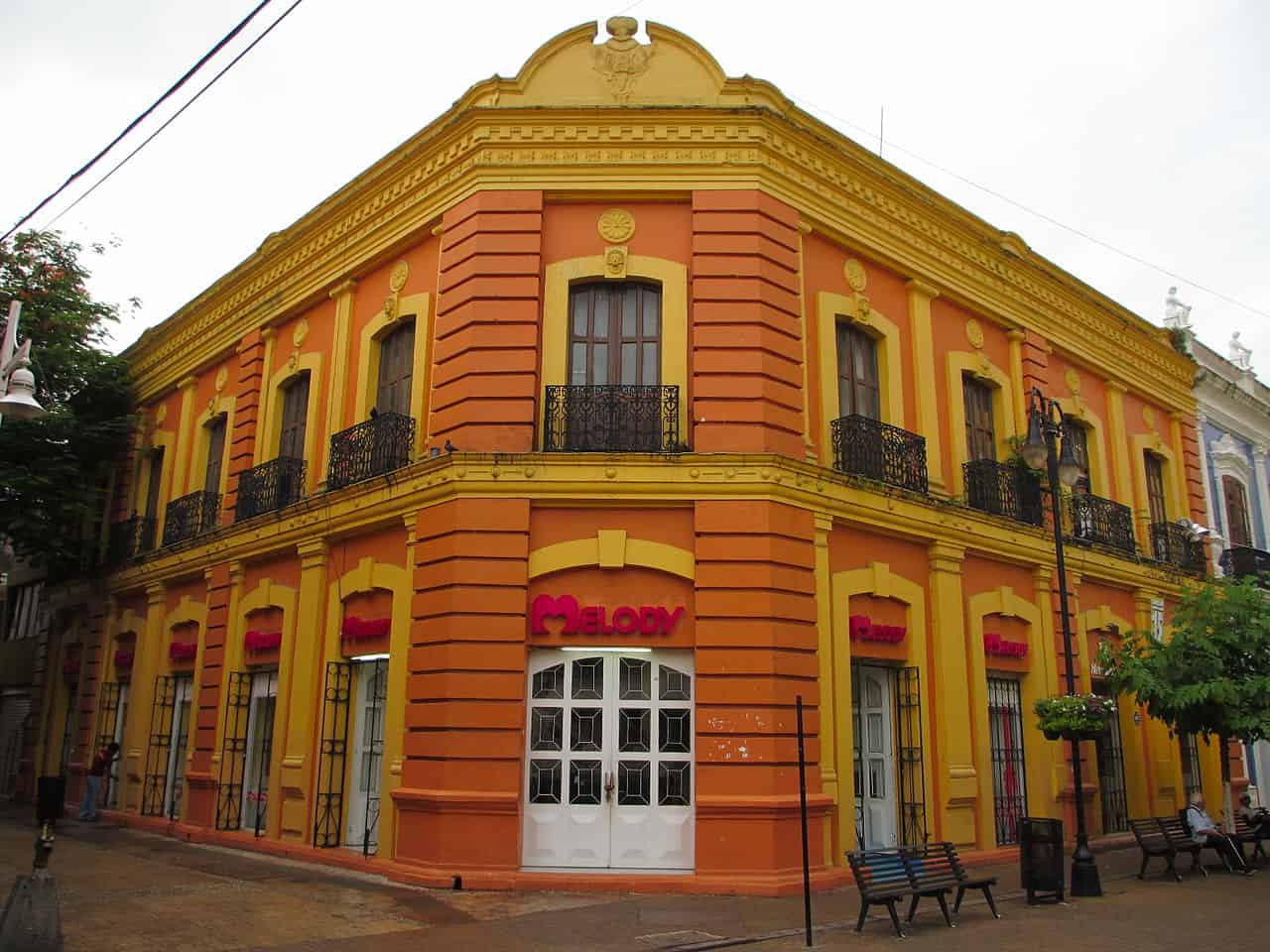 Façade of Banco de México building, Villahermosa. 