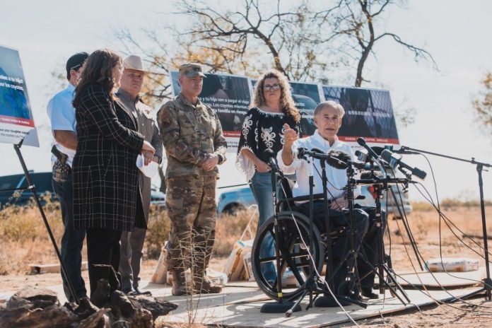 Donald Trump, former President of the United States, and Greg Abbott, Governor of Texas, toured the banks of the Rio Grande, which is currently surrounded by a dense mesh of barbed wire to prevent the entry of migrants. There, the president praised the immigration policy of this entity.