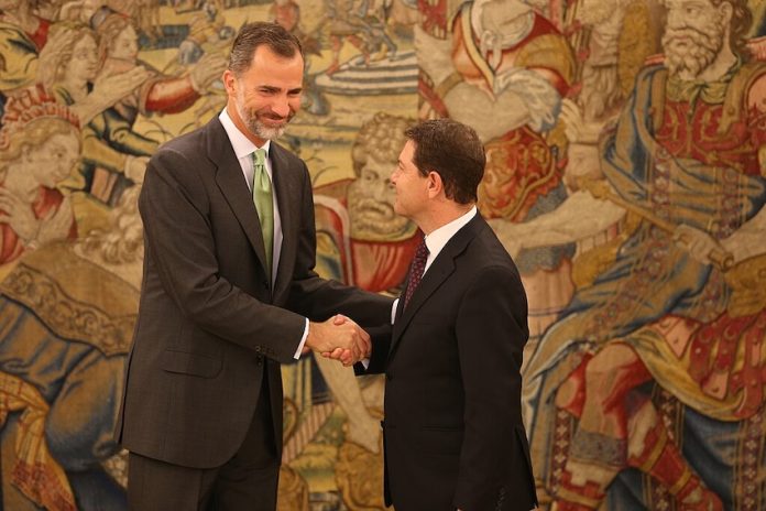 His Majesty King Felipe VI received the President of Castilla-La Mancha, Emiliano García-Page, this afternoon at the Zarzuela Palace.